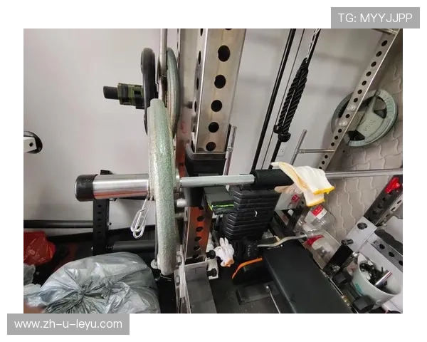 世界举重赛场“哐当巨响”，杠铃直接被他硬弯